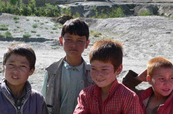 nyssjerrige-gutter-i-bamiyan