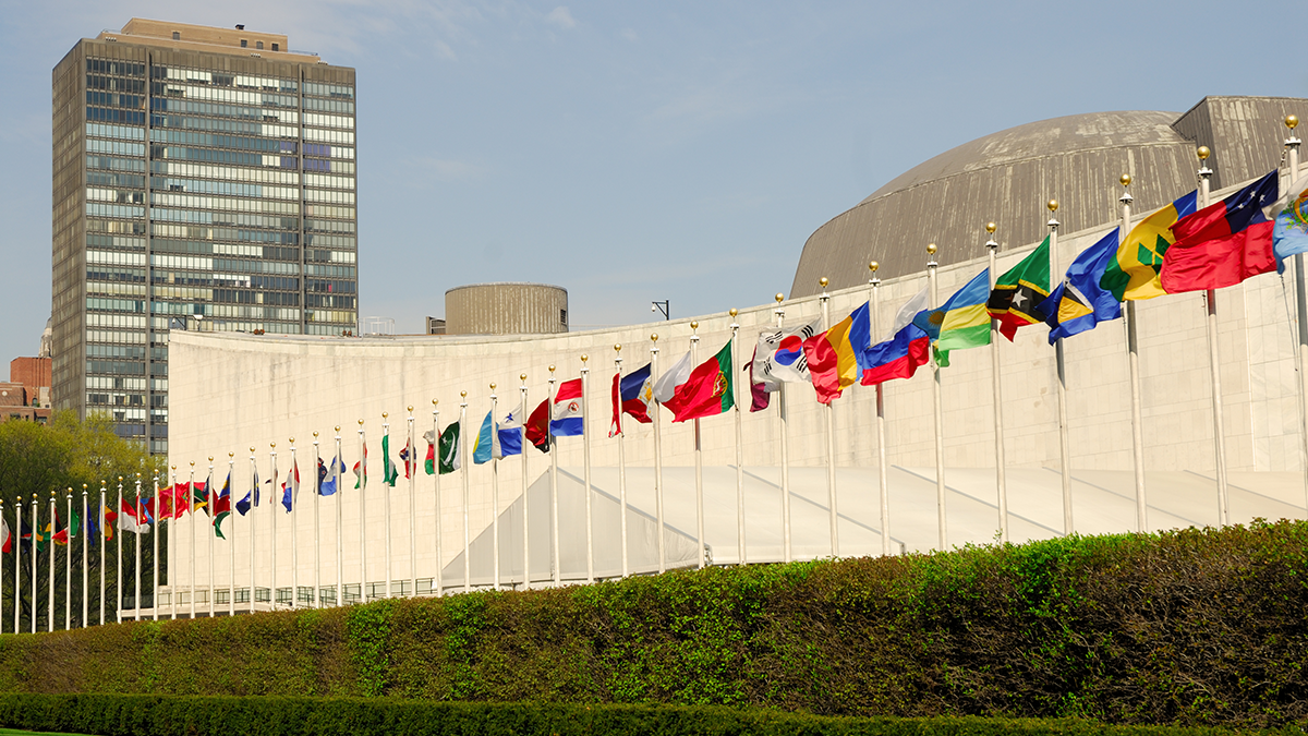 Foto av flagg utenfor FNs hovedkvarter.