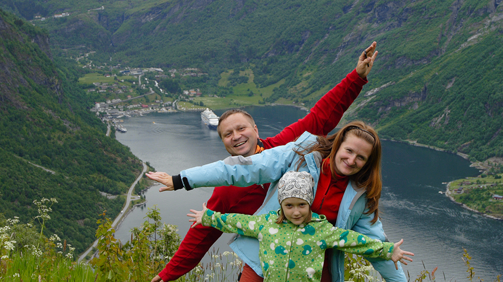 smilende familie ved hardangerfjorden