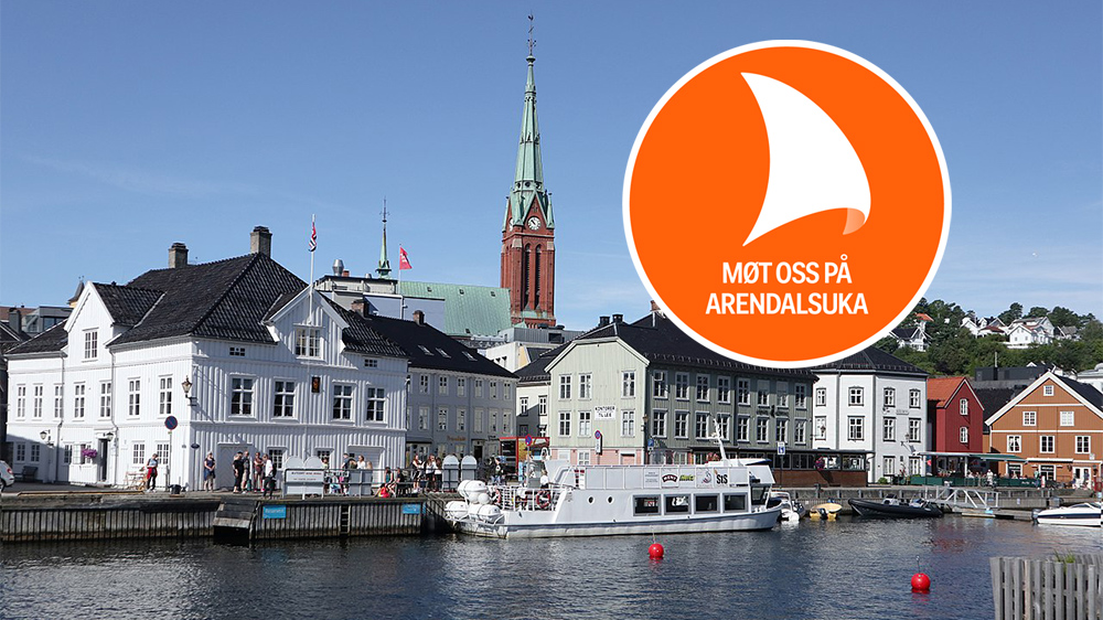 Hus ved sjøen i Arendal sentrum pluss logoen til Arendalsuka
