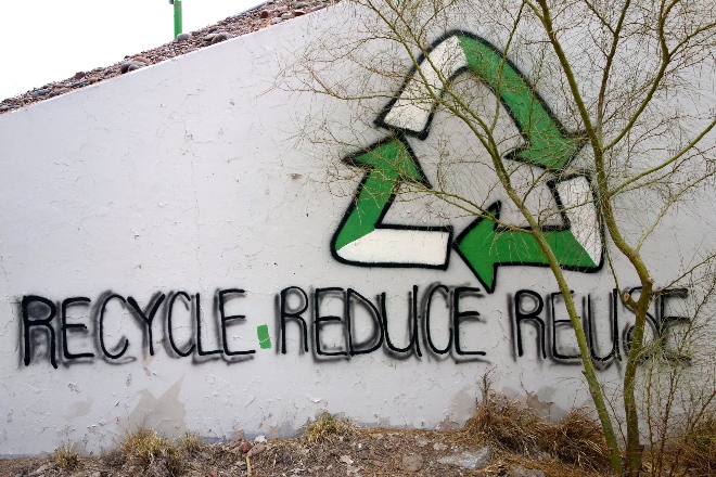 Graffiti på på mur: Recycle Reduce Reuse